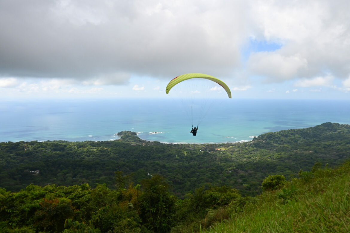 Paragliding in Dominical